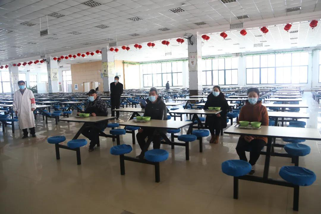 图为辽宁职业学院模拟开学上课和食堂同向就餐场景