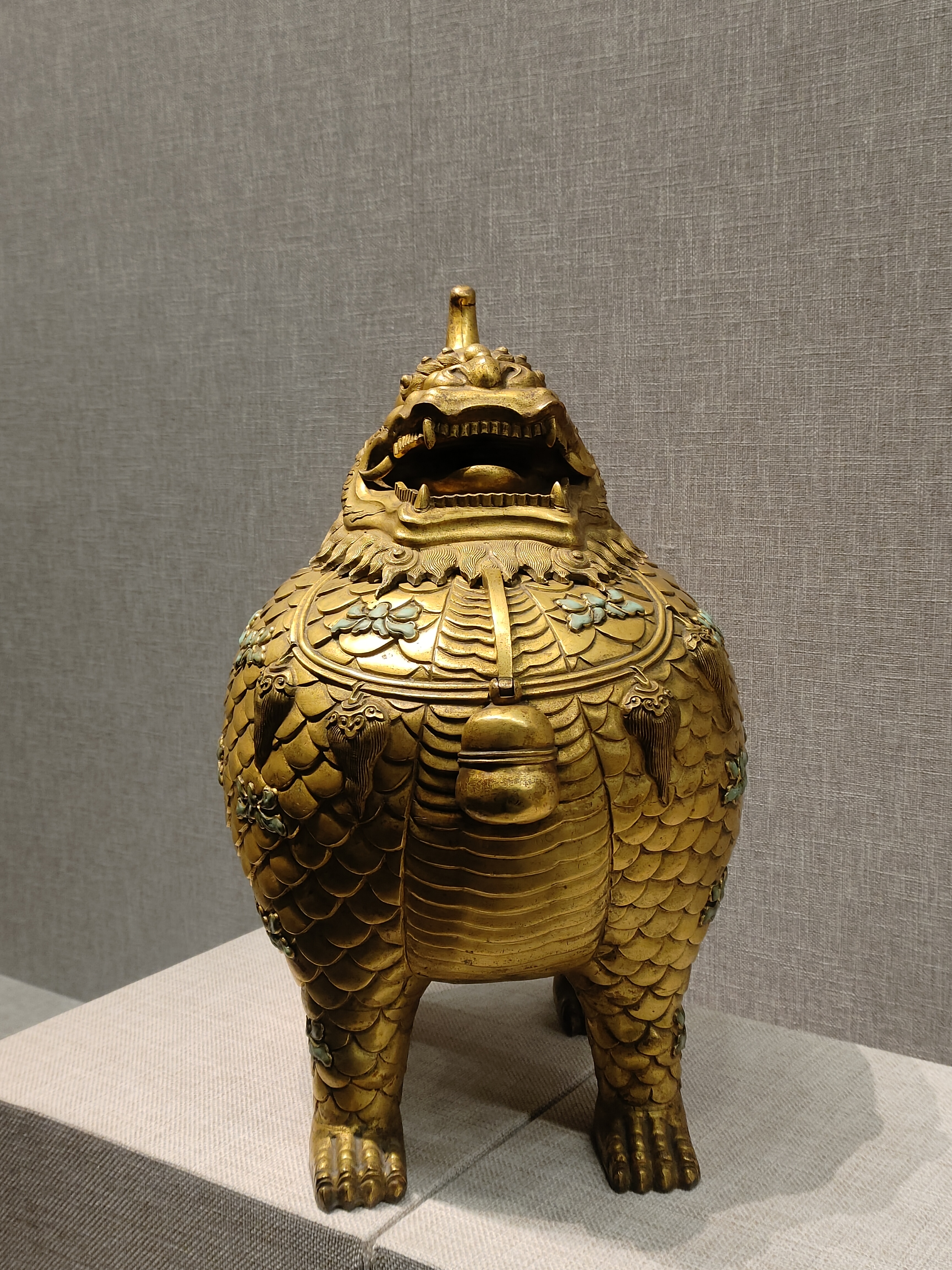 到上海展出的沈阳故宫院藏清代铜鎏金甪端憨态可掬