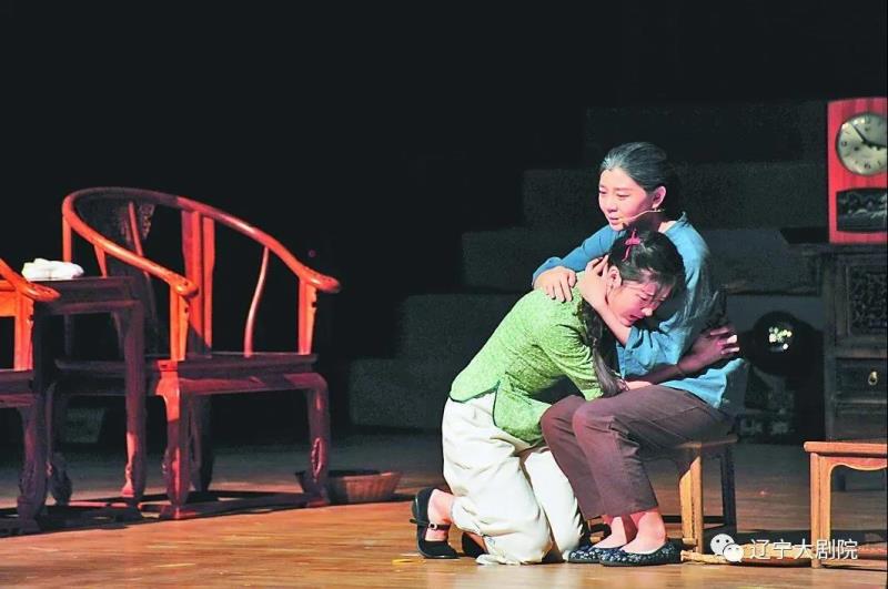 怀上了周萍孩子的四凤得知自己和周萍是同母兄妹后冲入雷雨中，不幸触电身亡