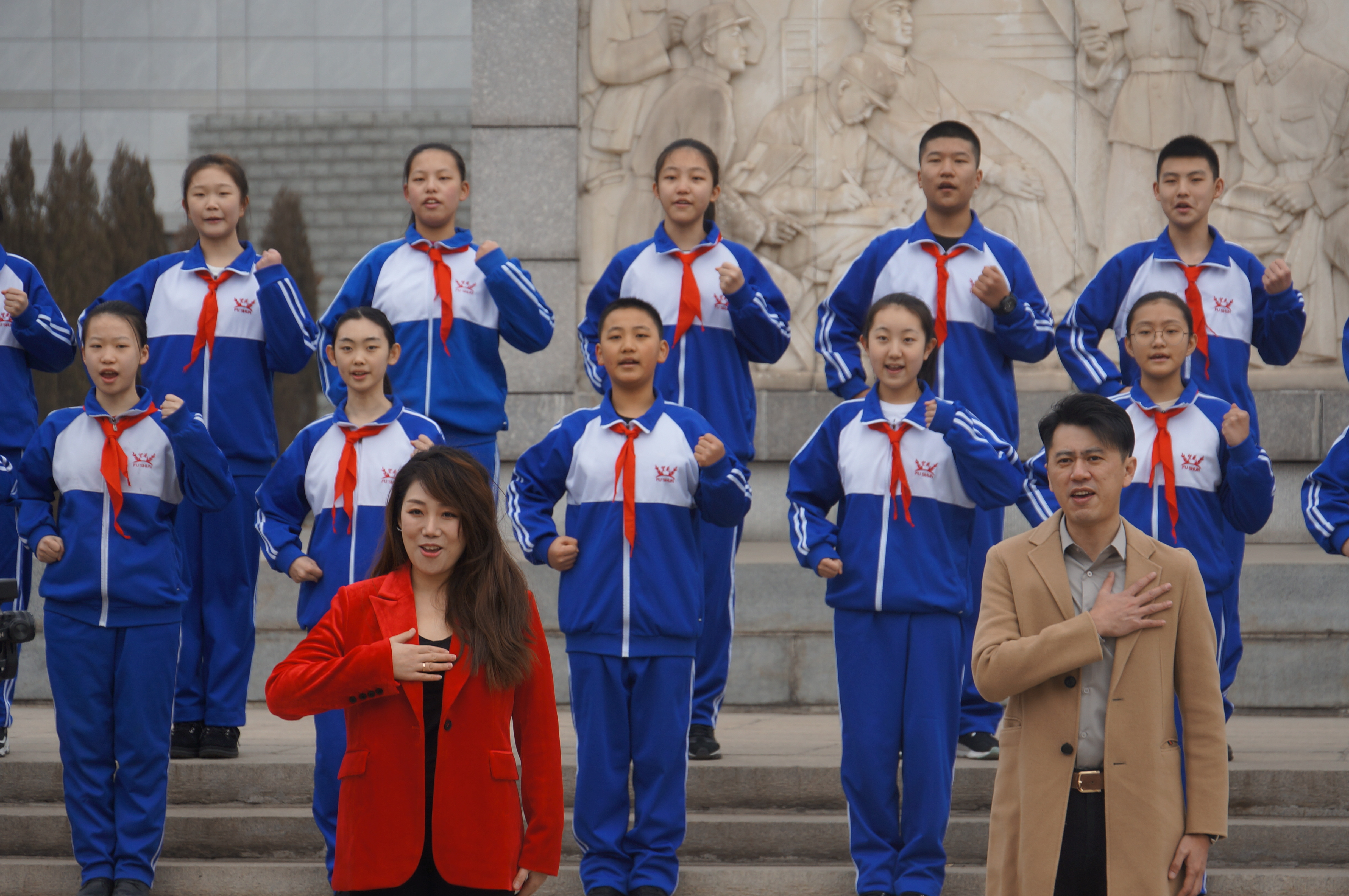 由辽宁文艺志愿者贾俊男,胡妍妍以及抚顺市雷锋学校的30名学生共同