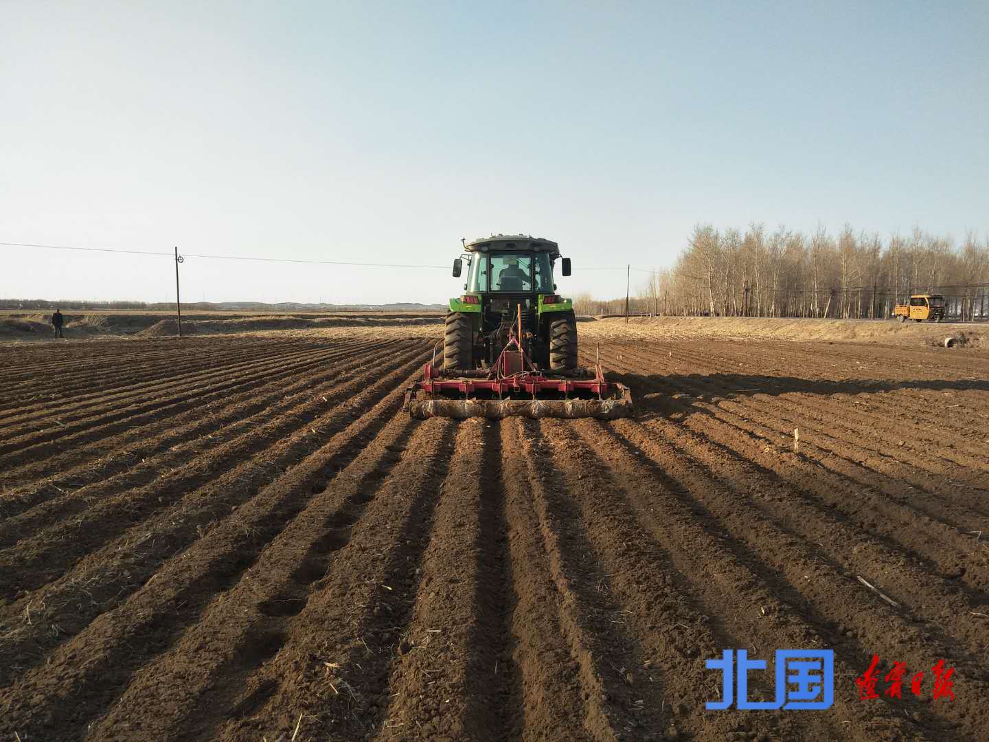 合作社的大型拖拉机在旋地整地